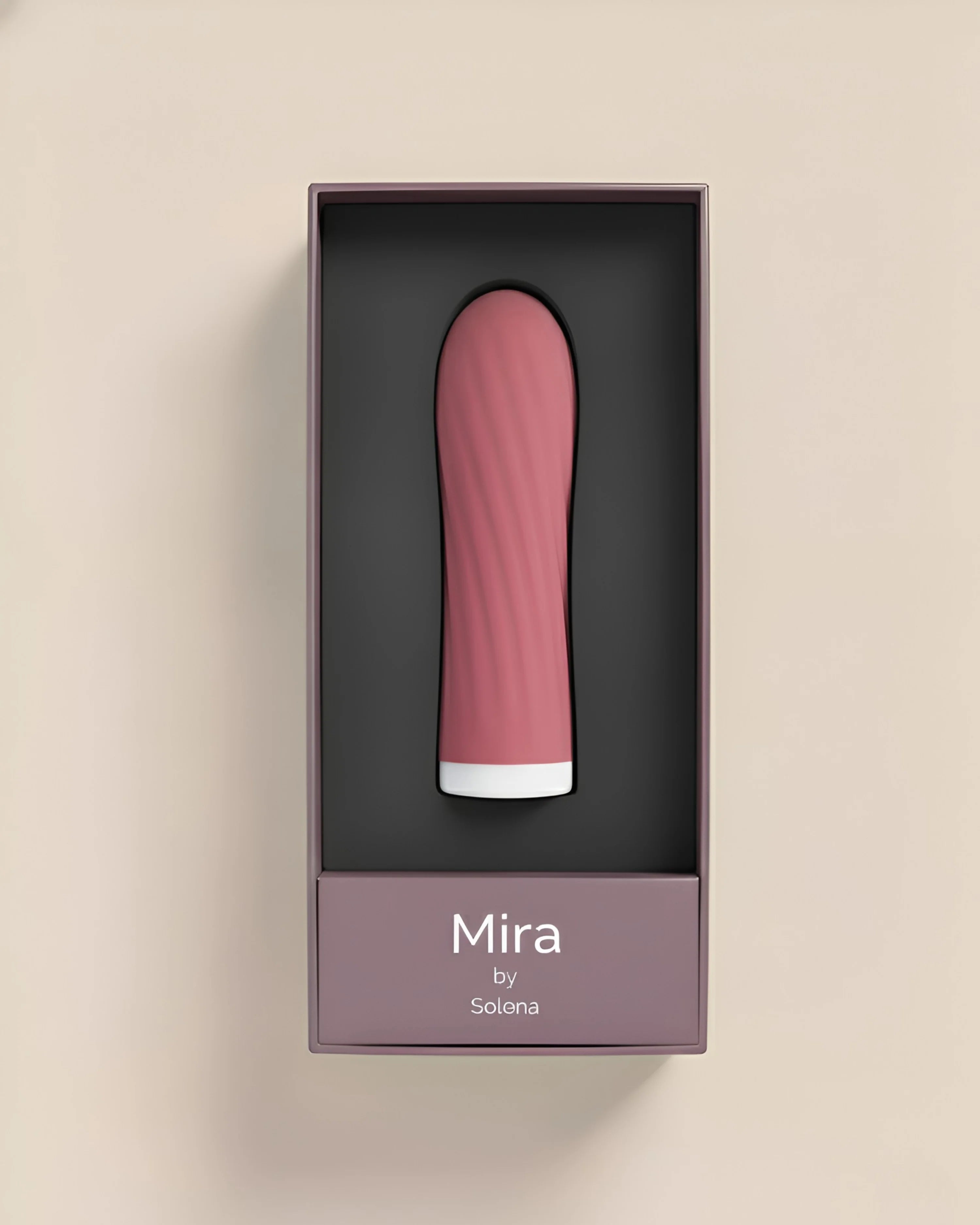 Vibromasseur bullet Mira de Solena (mini-masseur) rose foncé, avec un motif torsadé, présenté dans son écrin d'emballage violet ouvert. Jouet sexuel discret pour le voyage ou le sac à main.