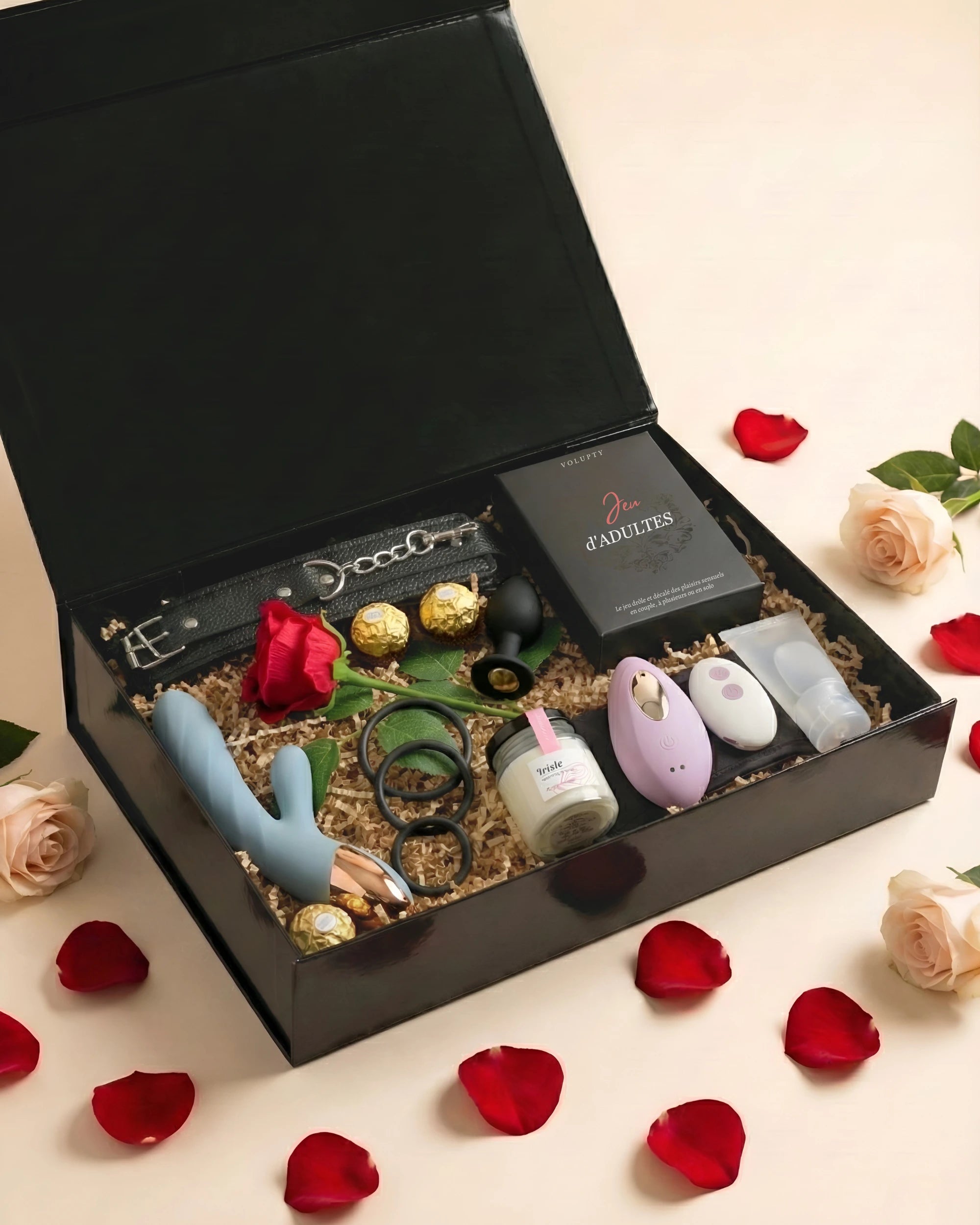Coffret cadeau Saint Valentin ouvert dévoilant son contenu : sextoys, accessoires intimes, rose et chocolats.