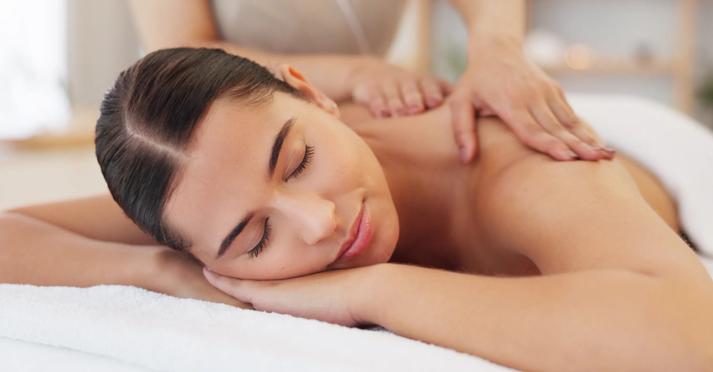 Femme détendue recevant un massage relaxant, illustrant la fonction bien-être et la puissance apaisante du wand masseur Dara de Solena