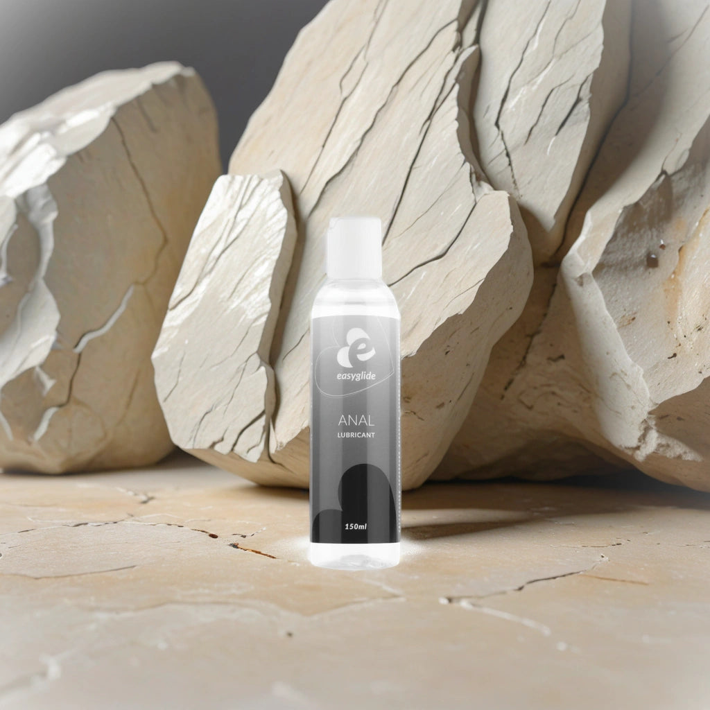 Lubrifiant anal EasyGlide 150 ml posé sur un fond minéral, conçu pour un confort optimal et une glisse douce lors des rapports anaux