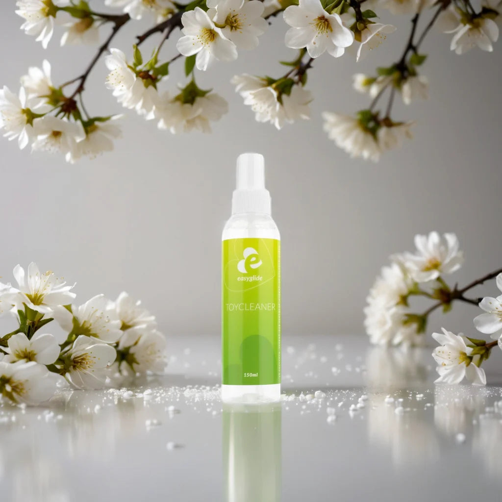 Nettoyant pour sextoys EasyGlide 150ml entouré de fleurs blanches, illustrant une hygiène parfaite et une sensation de fraîcheur