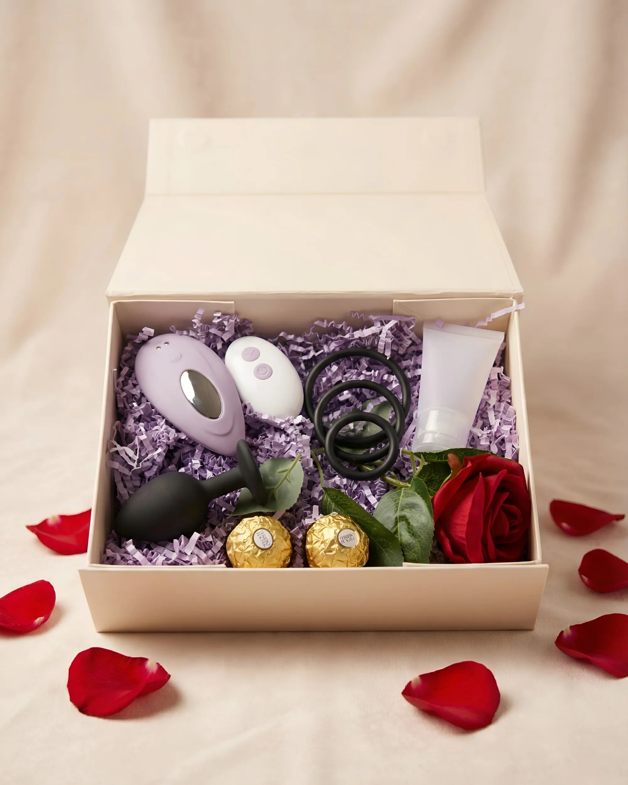 Idée cadeau Saint Valentin : coffret couple Vive Amour ouvert avec vibromasseur, anneaux, plug et rose