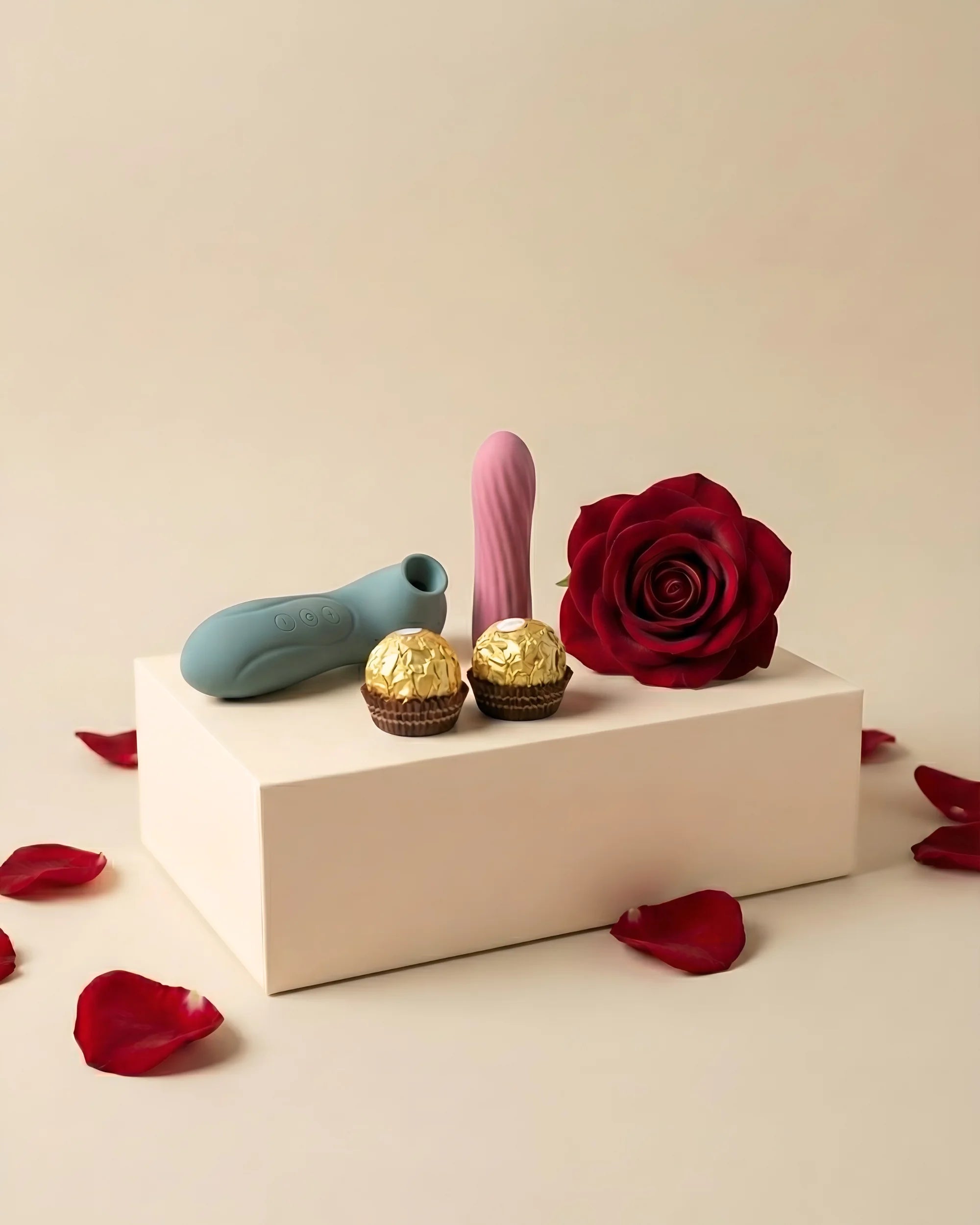 Idée cadeau Saint Valentin : présentation des accessoires du coffret découverte Self Love avec rose et chocolats