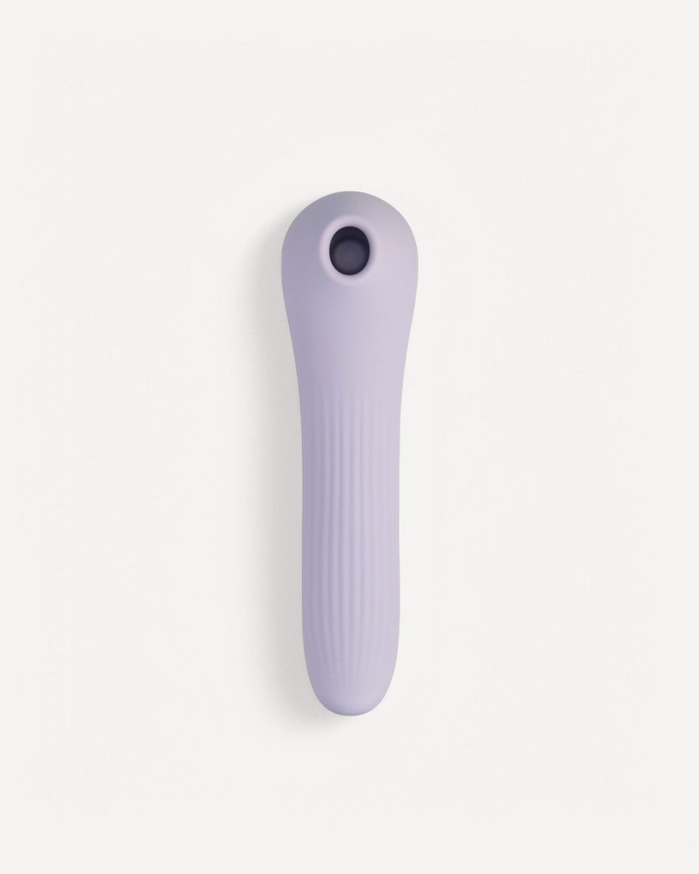 Stimulateur clitoridien Lora de Solena lavande avec 6 fréquences de vibration et 3 niveaux de succion pour un plaisir sur-mesure.