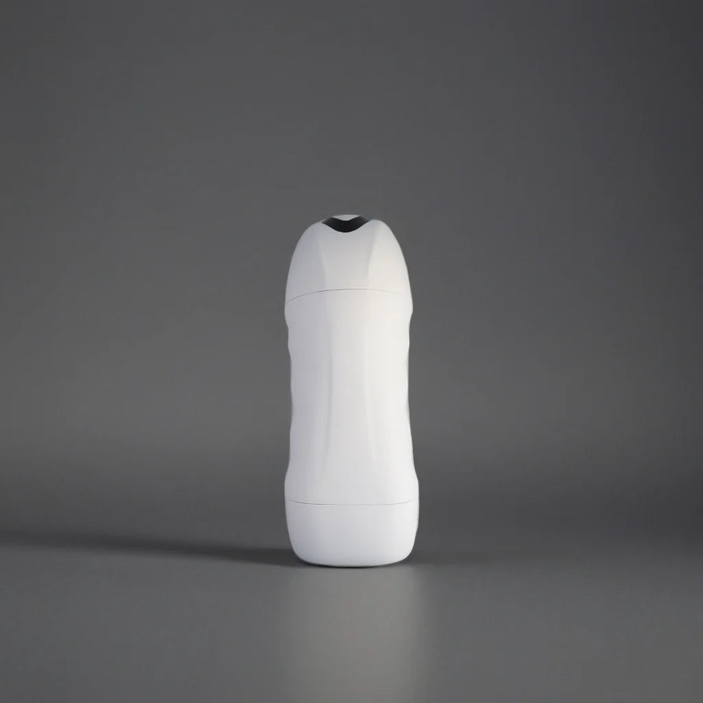 Masturbateur Lumio de Solena en design blanc minimaliste, posé sur fond gris, illustrant une expérience intime réaliste et immersive