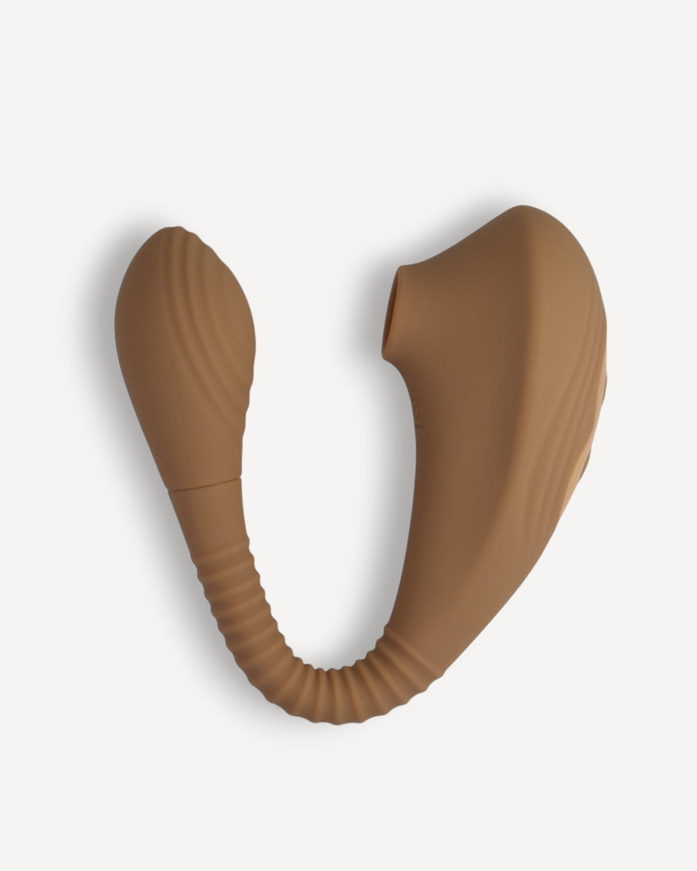 Vibromasseur flexible Maya de Solena brun pour une double stimulation du point G et du clitoris.