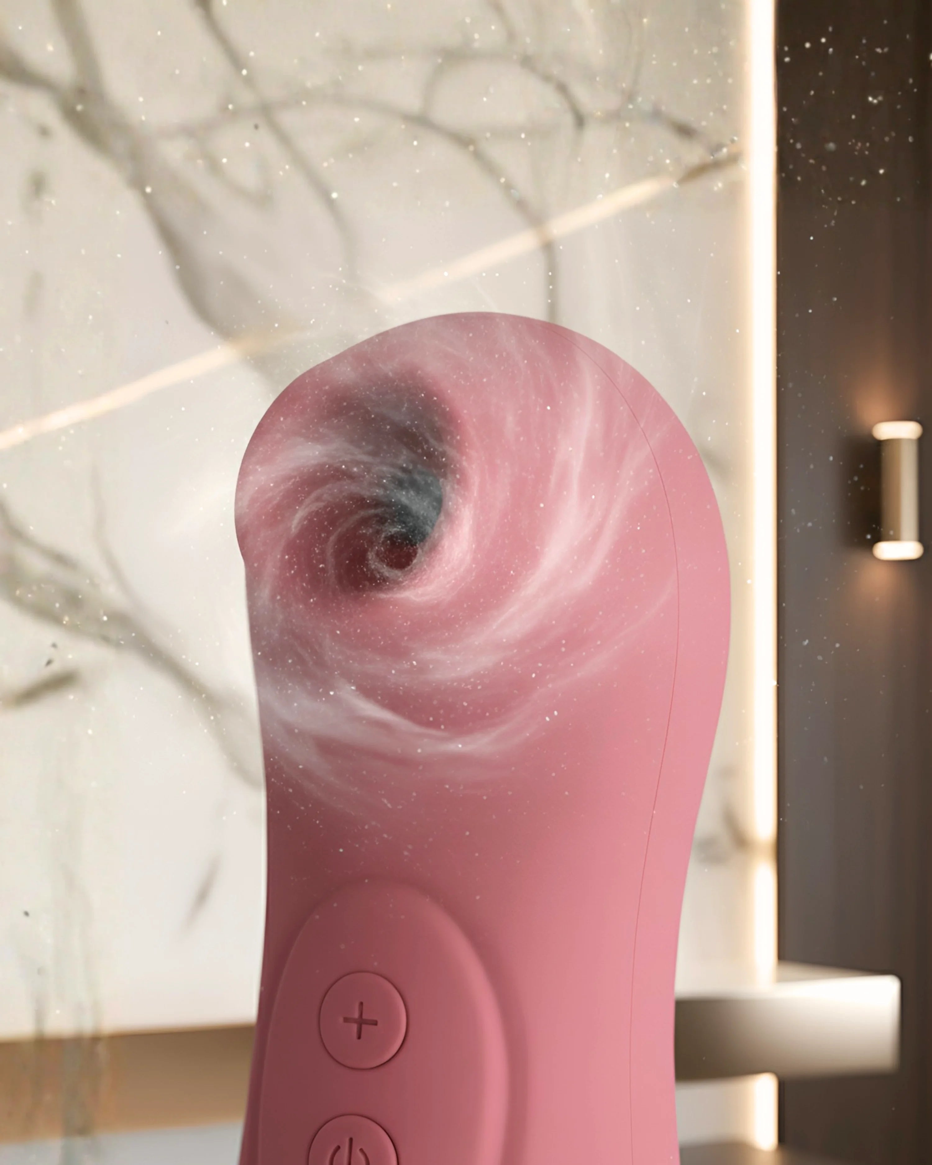 Vibromasseur clitoridien rose Flora Solena à succion, gros plan sur la tête vibrante avec motif en spirale. Image produit de jouet sexuel pour stimulation clitoridienne et plaisir féminin.