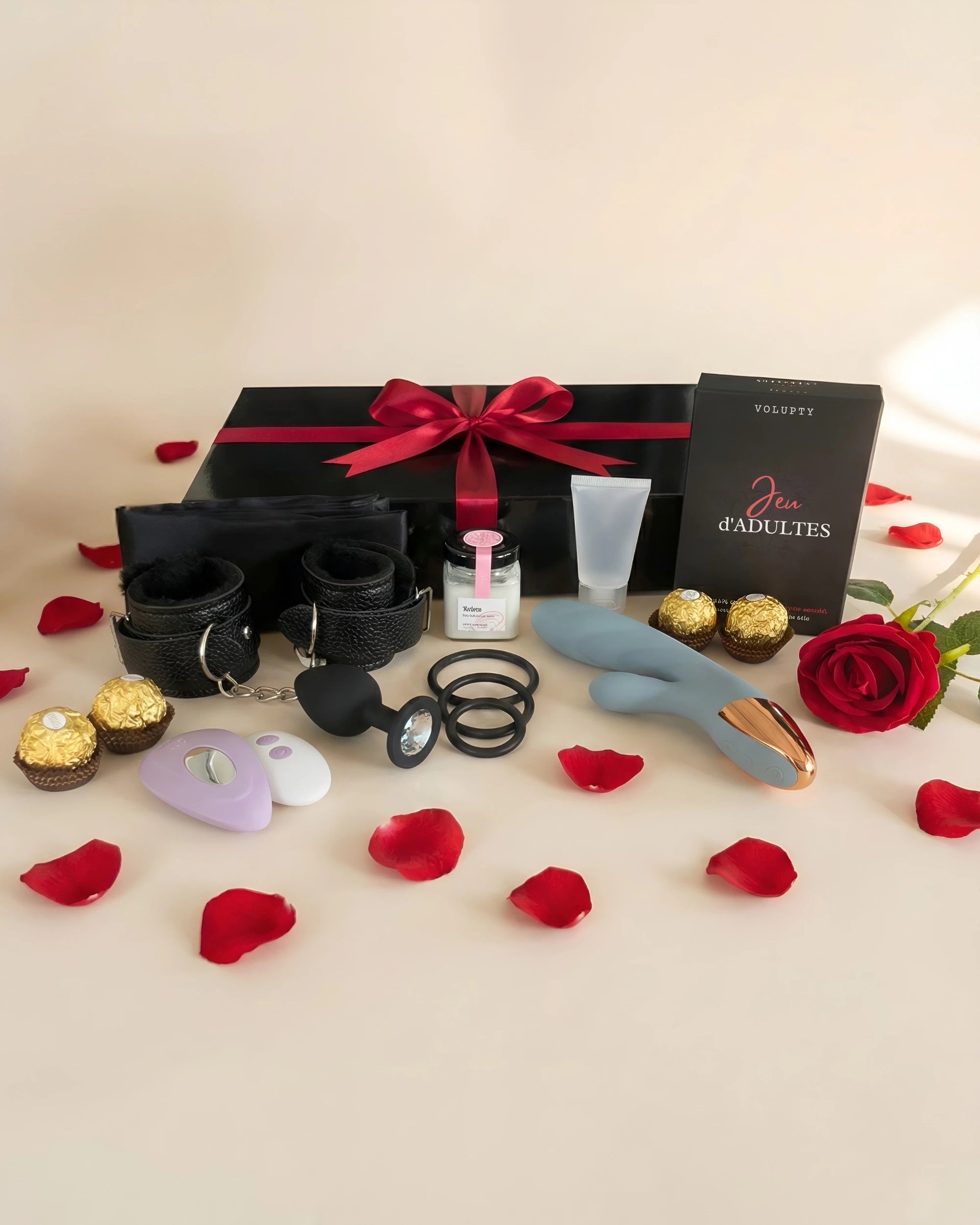 Coffret cadeau Saint Valentin pour couple avec accessoires romantiques, chocolats et jeu d'adultes.