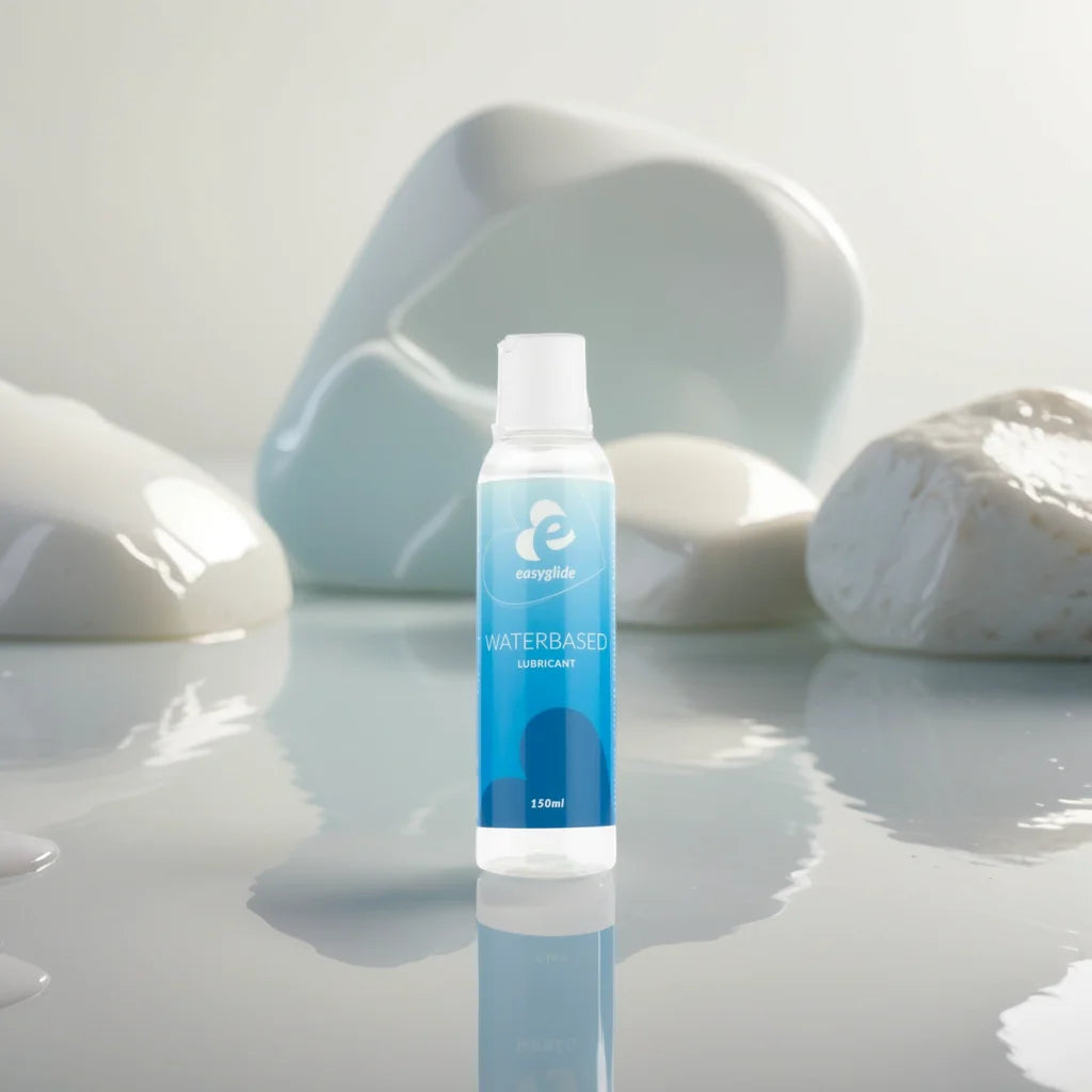 Flacon de lubrifiant intime à base d’eau Easyglide 150 ml posé sur une surface brillante, illustrant la douceur, la pureté et la compatibilité parfaite avec les sextoys