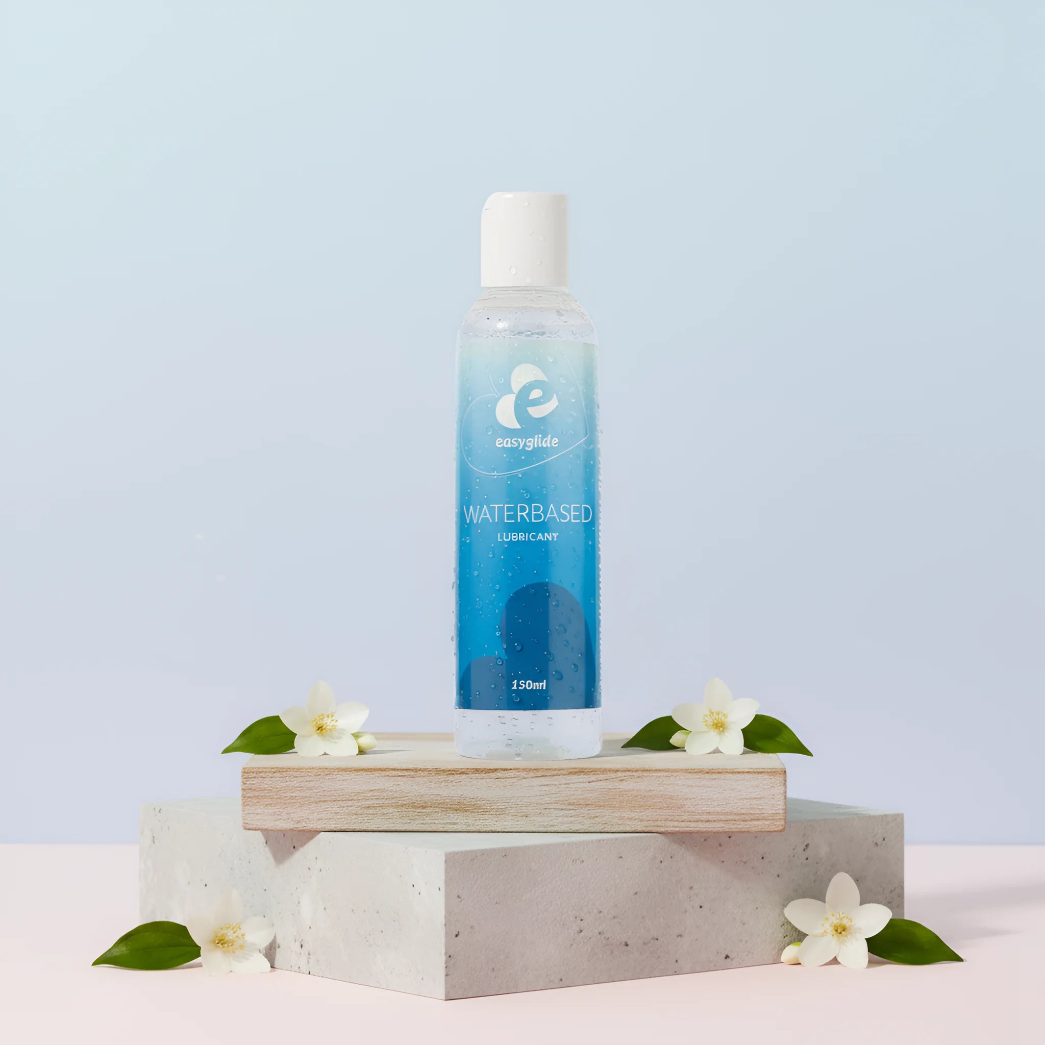 Flacon de lubrifiant intime à base d’eau Easyglide 150 ml posé sur une surface brillante, illustrant la douceur, la pureté et la compatibilité parfaite avec les sextoys