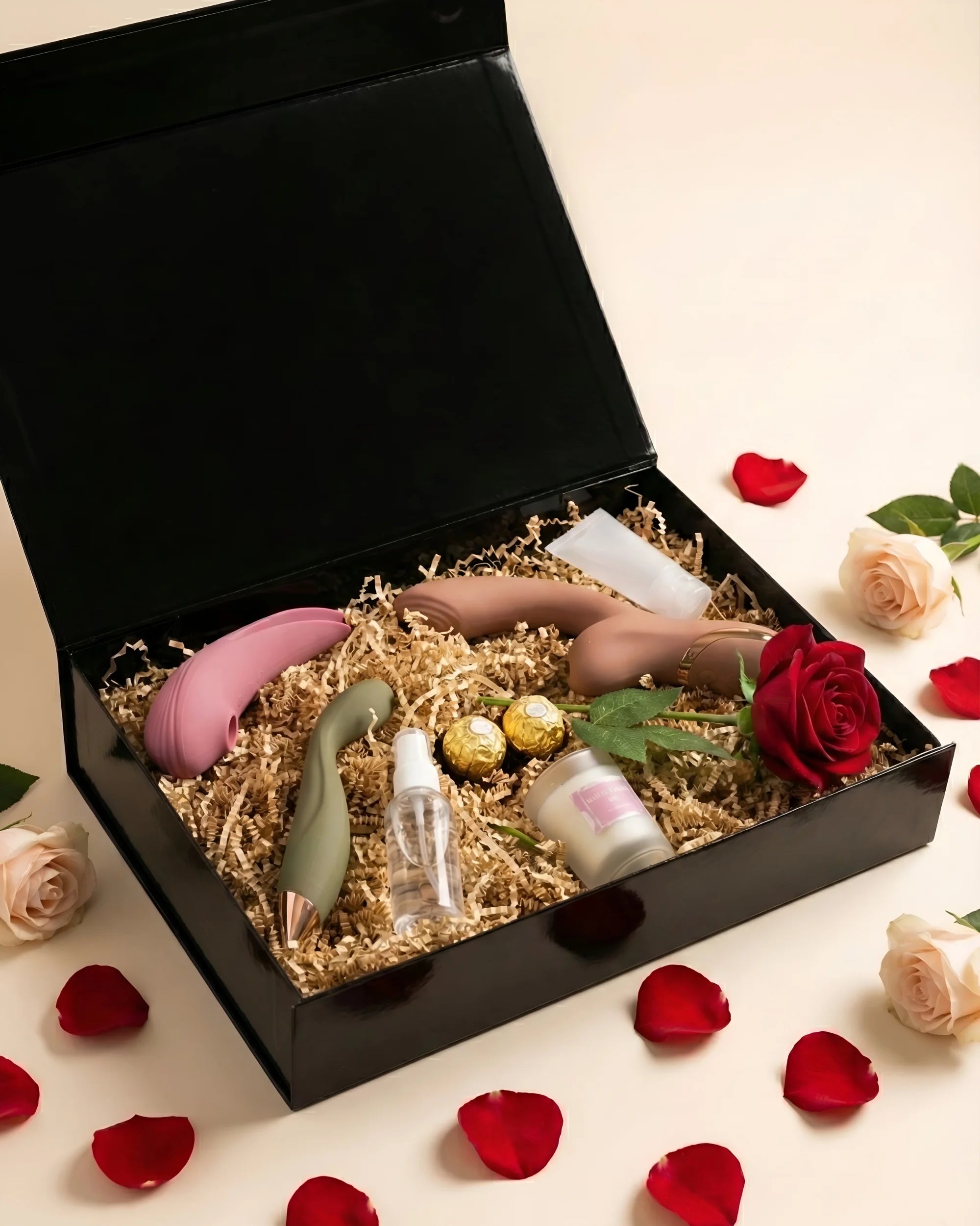 Idée cadeau Saint Valentin : coffret Nuit Magique ouvert montrant l'assortiment complet de sextoys, bougie et chocolats