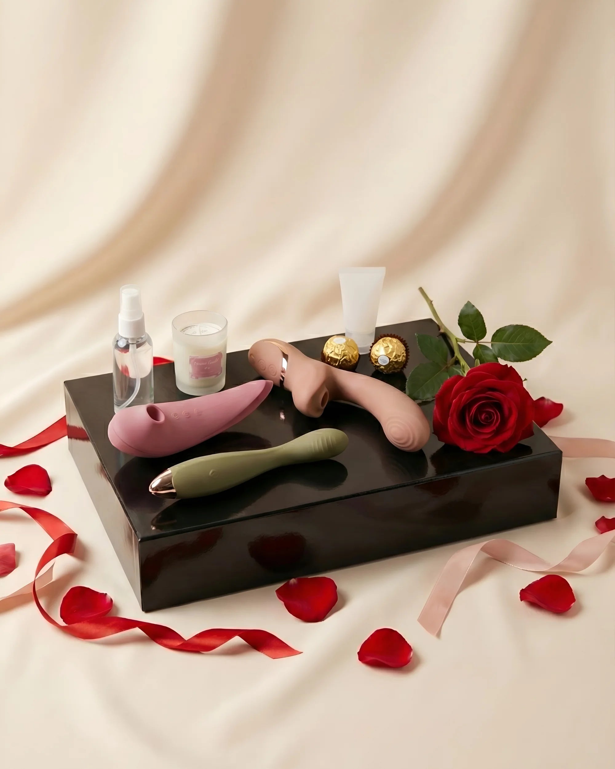 Idée cadeau Saint Valentin : présentation des accessoires du coffret Nuit Magique sur la boîte fermée avec rose
