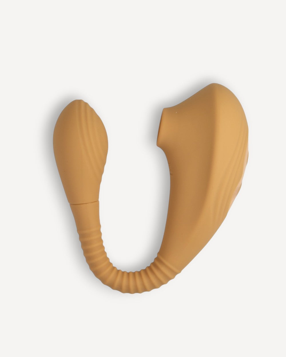 Vibromasseur flexible Maya de Solena beige pour une double stimulation du point G et du clitoris.