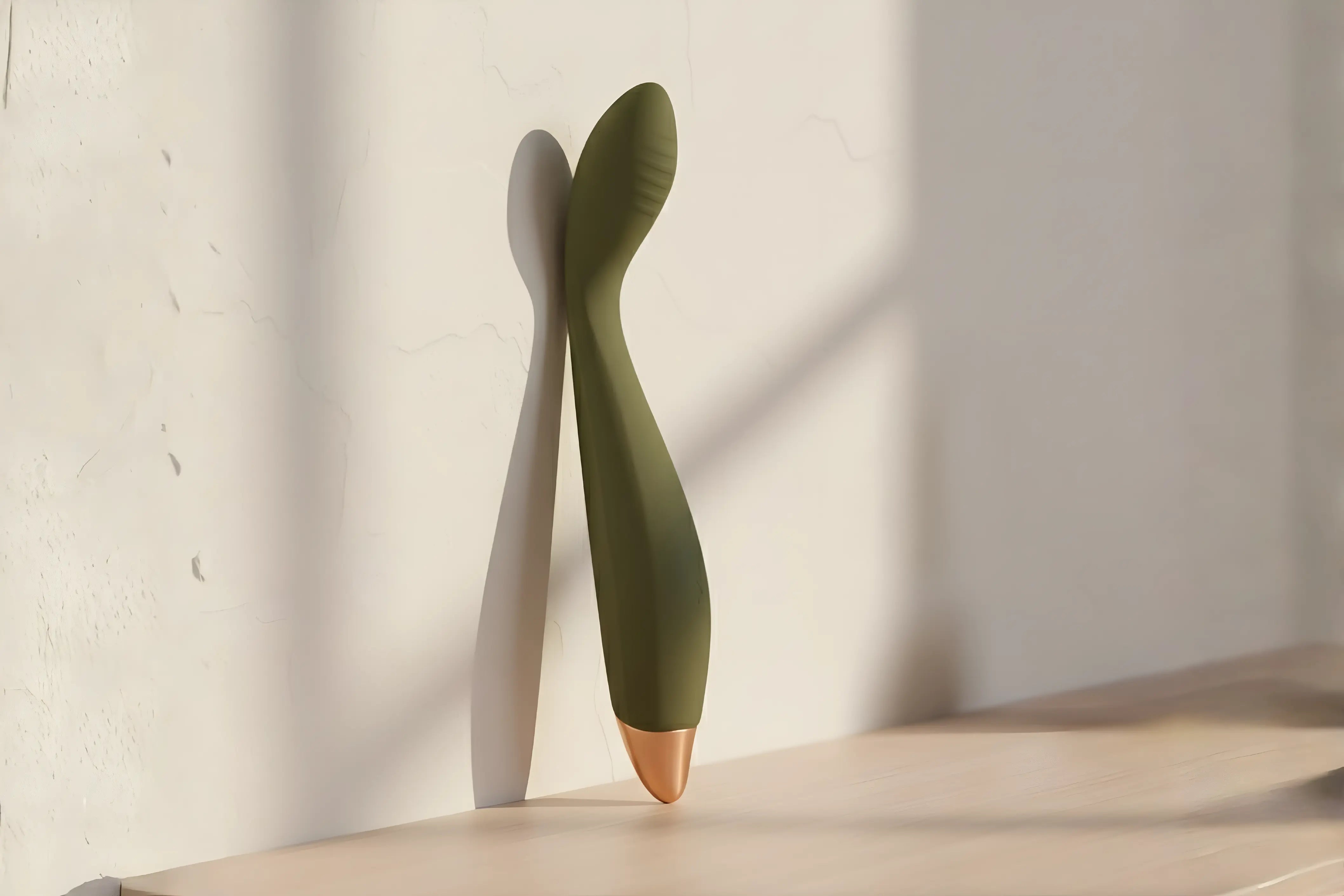 Femme libre et apaisée dans un champ de blé, incarnant la douceur et la sensualité de Nova, le sextoy pour femme signé Solena