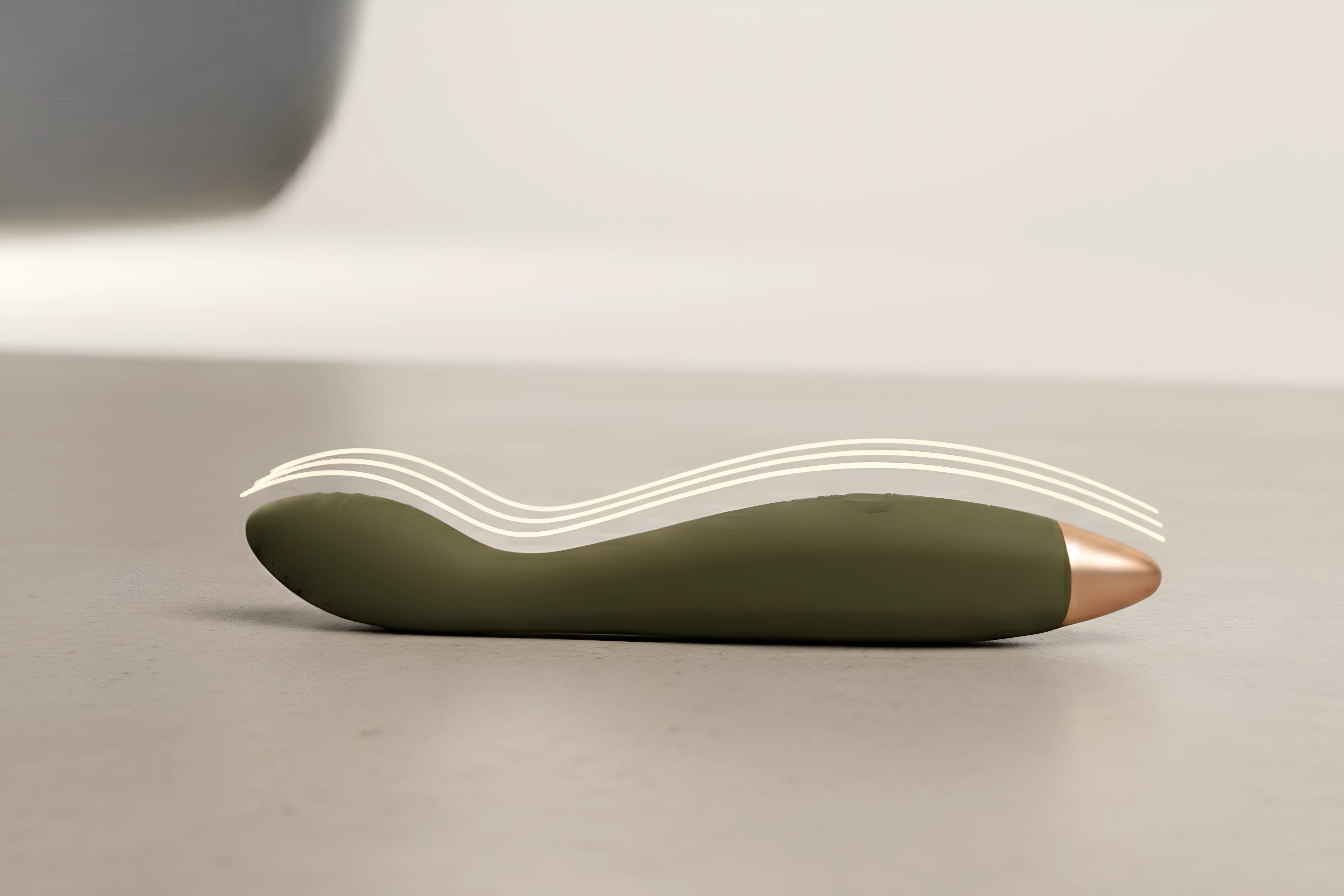 Vibromasseur vert Nova de Solena, élégant et incurvé pour la stimulation du point G, posé sur un fond végétal qui évoque la sensualité et l'harmonie avec le corps